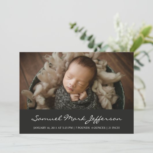 フォトコラージュ黒生まれたばかりの男の赤ちゃんユニセックス誕生 案内状 (スタンド正面)