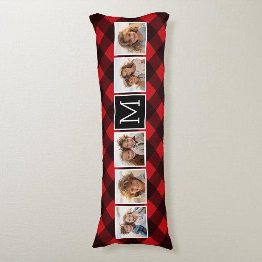フォトコラージュ – モノグラムレッドブラックバッファロープレイド ボディピロー (正面縦)