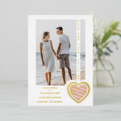 フォトシックエレガントピンク&ゴールデンハートカップル 箔招待状 (立ち正面)