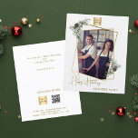 フォトジオメトリックQRビジネスクリスマスグリーティング チラシ<br><div class="desc">これはフライヤー紙で非常に薄い。封筒は含まれない。厚いクリスマスの挨拶(同じデザイン)は私たちの店を訪問しなさい。この祝とクリスマスのあいさつモダンきフエレガントラでスタイルのシーズンは、フェスティバルの松の枝とコーンで飾らフェイクれた金ゴールド幾何学的なフォトフレームを備えている。フロントはシックな手書きの「ハッピーホリデー」の挨拶を披露し、暖かい願いを伝えるのに最適。ビジネスのロゴ、写真と名前でパーソナライズして、プロフェッショナルtouchを作成。背面には、メッセージを含めるオプシカスタムョンがある。QRコードにWebサイトのURL/リンクを追加する。クライアント、パートナー、従業員に休日応援を送信するのに最適。</div>