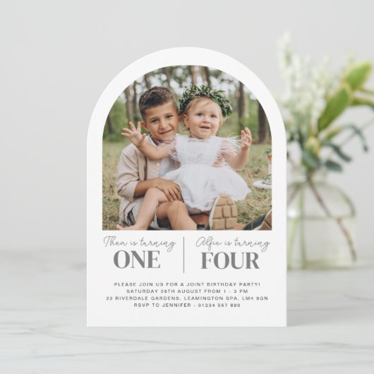 フォトジョイントアーチファースト誕生日招待状 招待状 (スタンド正面)