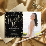 フォトスイート16モダン金ゴールドブラックグリッター誕生日 招待状<br><div class="desc">「Happy Sweet 16」。思い出すべき素晴らしイベントのためガーリーにパーソナライズされたは、カスタム、エレガント、モダン、パーティの招待状の写真を送信する。金ゴールドグリッタースクリプトタイポグラフィと紙吹雪は、カードの半分離れに黒い背景をオーバーレイ。右にカスタムは誕生日の女の子の写真がある。追加の金ゴールドグリッター紙吹雪は、背面にブラシ付き金ゴールドフォイルをオーバーレイ。娘の名カスタム前と他のパーティー詳細で文字をパーソナライズする。グリッター素晴らしとグラムを愛しファッショニスタてモダン、彼女の特別なパーティーにおもしろいを追加することを保証した出芽のためのスタイリッシュ!同じスタンプ、プレート、ナプキン、その他の誕生日グッズもこのトレンディーと特別なコレクションで利用可能である。ちょうど誕生日の女の子の名前とパーティーの場所の情報を入力し、テンプレートの写真を自分の写真の1つに置き換え、簡単にこの誕生日の招待をパーソナライズすることができる。質問や要望があれば私に連絡して下さい。</div>