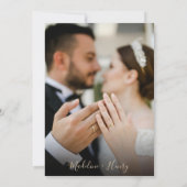 フォトスクラシックト付きシックなブラック金ゴールドスクリプ結婚ト 招待状 (裏面)