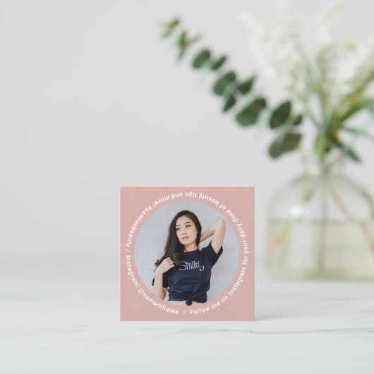 フォトソーシャルメディアInstagramモダン赤面ピンク スクエア名刺 (スタンド正面)