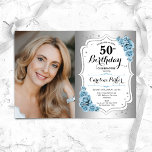 フォトダスティブルーシルバー50誕生日 招待状<br><div class="desc">エレガントフローラ50歳のフェミニン誕生日の招待状と写真。グラムデザインフェイク銀。軽い埃っぽい青いバラ、スクリプトフォント、紙吹雪。大人スタイリッシュのお祝いパーティーに最適。独自の詳細でパーソナライズどんなカスタマイズ年でもいい！印刷されたZazzle招待状または即時ダウンロードのデジタル印刷可能なテンプレート。</div>