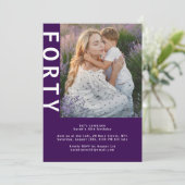 フォトダークモダンパープル40歳の誕生日招待状 招待状 (スタンド正面)