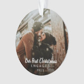 フォトチョークスクリプト私たちの初めてのクリスマス 婚約した オーナメント (正面)