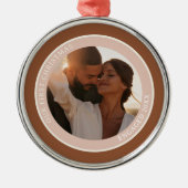 フォトデルの初めてのクリスマス婚約したブラウン赤面 メタルオーナメント (正面)