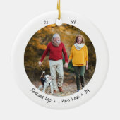フォトドッグ2人初めてのクリスマスかわいいミニマル セラミックオーナメント (裏面)