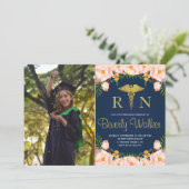 フォトネイビーと赤面フローラナースピン留め式 招待状 (スタンド正面)