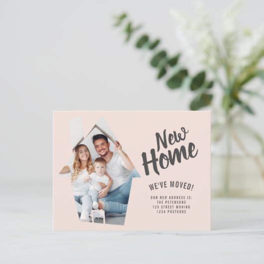 フォトハウスニューホームタイポグラフィピンク引っ越し 案内ポストカード (スタンド正面)