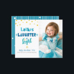 フォトバジェットHanukkah Latkes笑いライトカード<br><div class="desc">「ラトケ、笑い、光」 おもしろいお洒落、ほこりっぽいブルー、ターコイズとティール（緑がかった色）で手作りのタイポグラフィ、白い背景にフェイク金ゴールドフォイルのダビデの星のは、あなたの選択の写真と一緒にハヌカーで救済す。手で描いた白い線とランダムなダビデの星のパターンは、背面にティール（緑がかった色）の背景をオーバーレイ。この感じを送信する度に、休日の季節の暖かさと喜び素晴らし、カラフル、ハヌカパーソナライズされたー予算の写真グリーティングカード。ステッカー、枕、ラッピング紙、サービングトレイ、ホームデコルなども揃っている。ハヌカーを覚えさせろ！サンプル写真を自分の写真に置き換え、好きな名前を入力すれば、簡単にこの予算の写真ハヌカーのグリーティングカードをカスタマイズできる。質問や要望があれば私に連絡して下さい。</div>