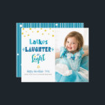 フォトバジェットHanukkah Latkes笑いライトカード<br><div class="desc">「ラトケ、笑い、光」 おもしろいお洒落、ほこりっぽいブルー、ターコイズとティール（緑がかった色）で手作りのタイポグラフィ、白い背景にフェイク金ゴールドフォイルのダビデの星のは、あなたの選択の写真と一緒にハヌカーで救済す。手で描いた白い線とランダムなダビデの星のパターンは、背面にティール（緑がかった色）の背景をオーバーレイ。この感じを送信する度に、休日の季節の暖かさと喜び素晴らし、カラフル、ハヌカパーソナライズされたー予算の写真グリーティングカード。ステッカー、枕、ラッピング紙、サービングトレイ、ホームデコルなども揃っている。ハヌカーを覚えさせろ！サンプル写真を自分の写真に置き換え、好きな名前を入力すれば、簡単にこの予算の写真ハヌカーのグリーティングカードをカスタマイズできる。質問や要望があれば私に連絡して下さい。</div>