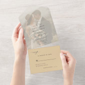 フォトバモダンタエレガントイエローウェディングRSVP オールインワン招待状 (貼ってはがせる)