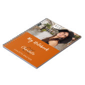 フォトバーンオレンジモノグラム名 ノートブック (左側)