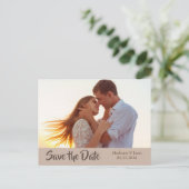 フォトパーソナライズされたモダンタイポグラフィ日付の保存 案内ポストカード (スタンド正面)