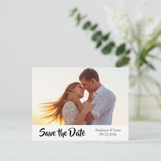フォトパーソナライズされたモダンタイポグラフィ日付の保存 案内ポストカード (スタンド正面)