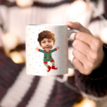 フォトパーソナライズされた顔おもしろいクリスマス小妖精や小人キッド コーヒーマグカップ<br><div class="desc">この小妖精や小人の顔を写真に置き換お気に入りのえ(できるだけ顔にトリミングし、アプリを使用して背景を削除する)、このクリスマスホリデーコーヒーマグを自分の子供、夫、またはボーイフレンドとパーソナライズすおもしろいる！また、おばあちゃんユニーク、おじいちゃん、母やパパのためのおもしろいと驚き。</div>