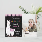 フォトパープルラマおもしろいラマ誕生日招待状 招待状 (スタンド正面)