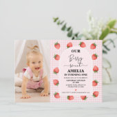 フォトピモダンックピンクジンガムベリースウィート1st誕生日 招待状 (スタンド正面)