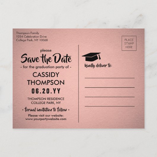 フォトピンクとブラックモダンの卒業式日付を保存 ポストカード (裏面)