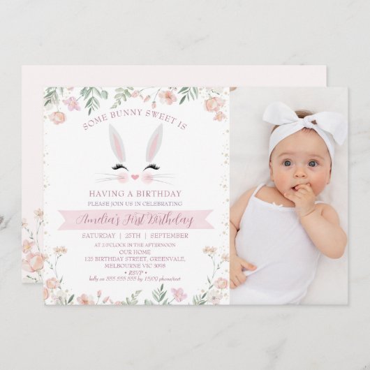 フォトピンクのワイルドフラワーバニーの誕生日 招待状 (正面/裏面)