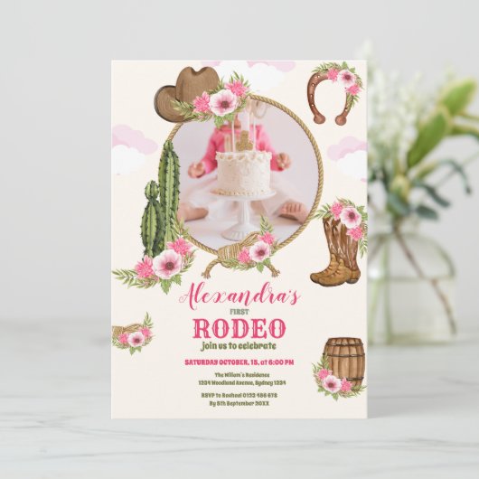 フォトピンクウェスタンファースト誕生日ロデオベビーガール 招待状 (スタンド正面)