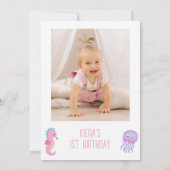 フォトピンクガールズオンダザシーファースト誕生日 招待状 (裏面)