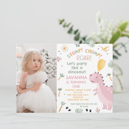 フォトピンクストンプチョンプロア恐竜1歳の誕生日 招待状 (スタンド正面)