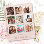 フォトファミリーバラ金ゴールド赤面ピンク2024 プランナー手帳<br><div class="desc">お母さんユニークや奥さんや自分の贈り物として自分の家族の写真コラージュを作りなさい。家族、友達、夢の旅お気に入りの行先またはペットの写真の4、9を使用！名前と年をパーソナライズして追加。名前は手書文字のスタイルスモダンクリプト付き。バラ金ゴールド、赤面ピンク背景、暗いバラ金ゴールド色文字。</div>