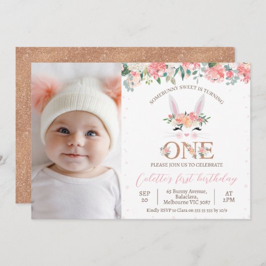フォトフローラバニー顔いくつかのバニー1歳の誕生日 招待状 (正面/裏面)