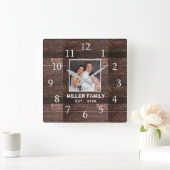 フォトブラウンパーソナライズされたウッドのファミリー名 スクエア壁時計 (ホーム)