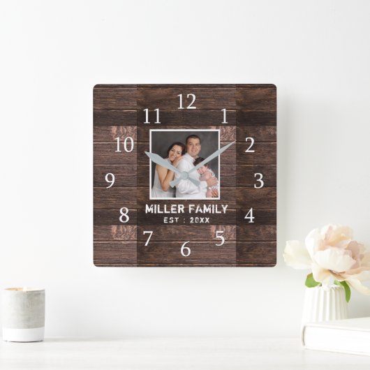フォトブラウンパーソナライズされたウッドのファミリー名 スクエア壁時計 (ホーム)