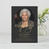 フォトブラックと金ゴールドスクリプト80誕生日 招待状 (スタンド正面)