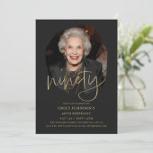 フォトブラックと金ゴールドスクリプト90誕生日 招待状 (スタンド正面)