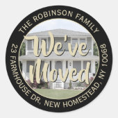 フォトブラックと金ゴールド移動差出人住所ラベル ラウンドシール (正面)