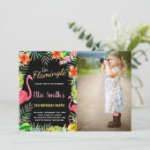 フォトブラックグリーンフラミンゴ誕生日招待状 招待状 (スタンド正面)