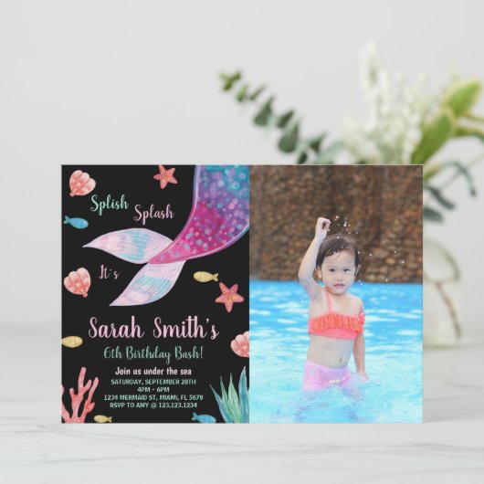 フォトブラックダークパープルマーメイドテール誕生日 招待状 (スタンド正面)