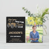 フォトブラックブラウントラクター誕生日招待状 招待状 (スタンド正面)