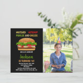 フォトブラックレッドグリーンバーガー誕生日招待状 招待状 (スタンド正面)