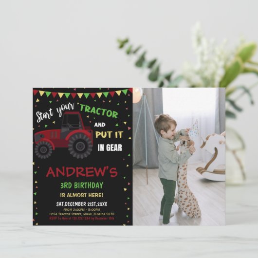 フォトブラックレッドトラクター誕生日招待状 招待状 (スタンド正面)