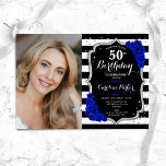 フォトブラック王室のシルバーブルー50誕生日 招待状<br><div class="desc">エレガントフローラ50歳のフェミニン誕生日の招待状と写真。グラム白黒王室のブルーデザインとフェイクグリッター銀。ブラックとホワイトのストライプバラ、サファイアブルーのフォント、スクリプト紙吹雪。大人スタイリッシュのお祝いパーティーに最適。独自の詳細でパーソナライズどんなカスタマイズ年でもいい！印刷されたZazzle招待状または即時ダウンロードのデジタル印刷可能なテンプレート。</div>