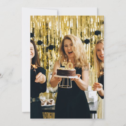 フォトブラック金ゴールドタイポグラフィ50誕生日 招待状 (裏面)