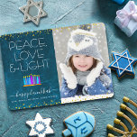 フォトブルーハヌカー（ユダヤ教）メノラーピースラブライトタイプ シーズンカード<br><div class="desc">「平和、愛、光」 ハヌカのよくはしゃぐ休日に使う（ユダヤ教）メノラーの中でボホのパタアートーンのイラストレーションのは、あなたの選択の写真と一緒に。豊富なカラフルホイルフェイクパターン付きの多彩な青いキャンドルは、豊かな深いティール（緑がかった色）青い大理石の水の色の背景をオーバーレイ。金ゴールドフォイルフェイク紙吹雪ドットはカードをフレームする。感じお送りいただく毎にホリデーシーズンの暖かさと喜び素晴らし、カラフル、ハヌカパーソナライズされたーのフラットグリーティングカード。封筒、シール、トートバッグ、ラッピング紙、サービングトレイ、ホームデコルなども揃っている。特別な人に送れ！サンプル写真を自分の写真に置き換え、好きな名前を入力するだけで、このハヌカーのグリーティングカードを簡単にカスタマイズできる。質問や要望があれば私に連絡して下さい。</div>