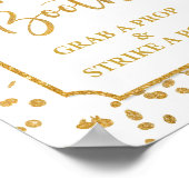 フォトブースがプロップを掴みポーズを取る金ゴールド ポスター (角)