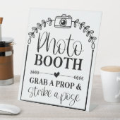 フォトブースがプロップを掴み、ポーズをとる 台座サイン (インサイチュ)