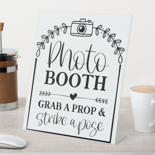 フォトブースがプロップを掴み、ポーズをとる 台座サイン (インサイチュ)