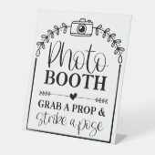 フォトブースがプロップを掴み、ポーズをとる 台座サイン (正面)