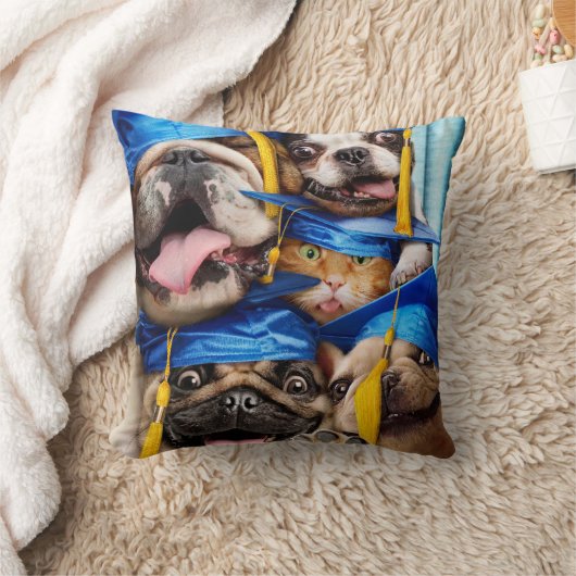 フォトブースの犬と猫の卒業生 クッション (ブランケット)