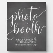 フォトブ結婚ースのサイン – プロップを掴んでポーズを取る フォトプラーク (正面)